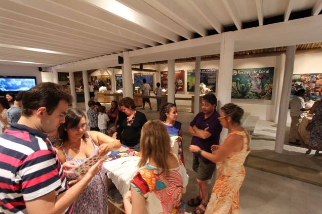 Além da exposição gratuita, o Espaço Coral Vivo Mucugê, em <a href="https://viajeaqui.abril.com.br/cidades/br-ba-arraial-dajuda" rel="Arraial dAujda" target="_blank">Arraial DAujda</a>, <a href="https://viajeaqui.abril.com.br/estados/br-bahia" rel="Bahia" target="_blank">Bahia</a>, conta com uma loja de produtos com a temática da biodiversidade marinha. Toda a rende é revertida para ações ambientais Além da exposição gratuita, o Espaço Coral Vivo Mucugê, em <a href="https://viajeaqui.abril.com.br/cidades/br-ba-arraial-dajuda" rel="Arraial dAujda" target="_blank">Arraial DAujda</a>, <a href="https://viajeaqui.abril.com.br/estados/br-bahia" rel="Bahia" target="_blank">Bahia</a>, conta com uma loja de produtos com a temática da biodiversidade marinha. Toda a rende é revertida para ações ambientais