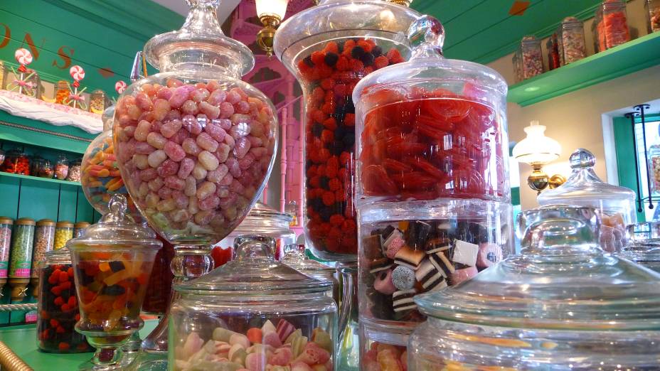 Doces coloridos, gostosos e um tanto malucos preenchem potes, prateleiras e todos os cantos da Honeydukes