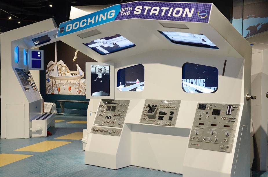 Dentro do prédio do ônibus espcial Atlantis, há vários simuladores - neles, o visitante pode brincar de acoplar espaçonaves ou realizar missões em braços mecânicos Dentro do prédio do ônibus espcial Atlantis, há vários simuladores - neles, o visitante pode brincar de acoplar espaçonaves ou realizar missões em braços mecânicos