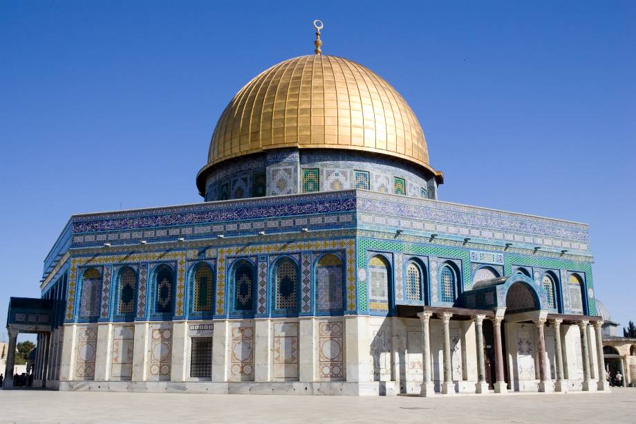 Localizada ao lado da Al Aqsa, também no topo do Monte do Templo, muitas vezes elas são confundidas entre si ou consideradas partes de um mesmo complexo, porém elas têm origens e razões de existir bem diferentes. Foi completada em 691 já com sua forma atual (é um dos exemplos de arquitetura islâmica mais antigos do mundo) após o cerco muçulmano à cidade, que na época era dominada por católicos. É um dos monumentos mais conhecidos de Jerusalém. Sua estrutura e mosaicos foram inspirados em igrejas bizantinas, em especial a Capela Bizantina de Maria, construída em 458 na estrada entre Jerusalém e Belém. Essa magnífica cúpula dourada foi construída para rivalizar as cúpulas de outros monumentos religiosos da cidade na época e tinha o mesmo tamanho que o da Igreja do Santo Sepulcro, destruída em 1009 (e depois reconstruída em 1048). O exterior da Cúpula da Rocha foi coberto de mosaicos de azulejo durante o século 16, sob o mando do sultão otomano Suleiman, o Magnificente. Localizada ao lado da Al Aqsa, também no topo do Monte do Templo, muitas vezes elas são confundidas entre si ou consideradas partes de um mesmo complexo, porém elas têm origens e razões de existir bem diferentes. Foi completada em 691 já com sua forma atual (é um dos exemplos de arquitetura islâmica mais antigos do mundo) após o cerco muçulmano à cidade, que na época era dominada por católicos. É um dos monumentos mais conhecidos de Jerusalém. Sua estrutura e mosaicos foram inspirados em igrejas bizantinas, em especial a Capela Bizantina de Maria, construída em 458 na estrada entre Jerusalém e Belém. Essa magnífica cúpula dourada foi construída para rivalizar as cúpulas de outros monumentos religiosos da cidade na época e tinha o mesmo tamanho que o da Igreja do Santo Sepulcro, destruída em 1009 (e depois reconstruída em 1048). O exterior da Cúpula da Rocha foi coberto de mosaicos de azulejo durante o século 16, sob o mando do sultão otomano Suleiman, o Magnificente.