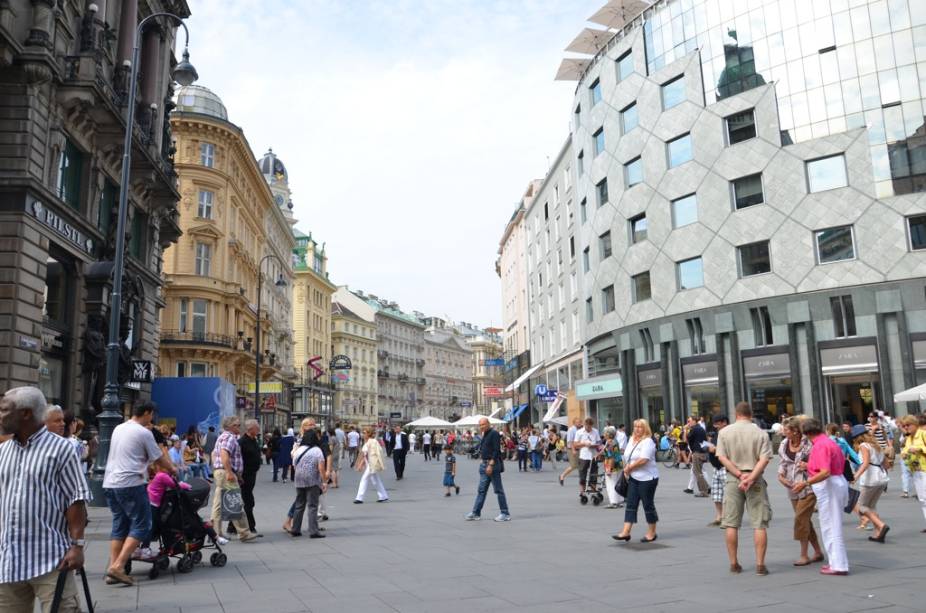 Pode não ser um dos principais destinos de interessados em fazer uma faculdade na Europa, mas <a href="https://viajeaqui.abril.com.br/cidades/austria-viena" rel="Viena" target="_blank"><strong>Viena</strong></a> além de reconhecida pela elevada qualidade de vida tem uma das menores taxas de mensalidades para estudantes estrangeiros. No critério, obteve 62 pontos de 100.<br />  <br />  Com apenas duas instituições na QS World University Rankings (Universität Wien e Technische Universität Wien) a cidade pode não conseguir competir com Londres, mas é uma ótima opção.<br />  <br />  (Na foto, o bulevard Kärntner, no coração de Viena, uma das ruas comerciais mais bonitas da Europa Central)