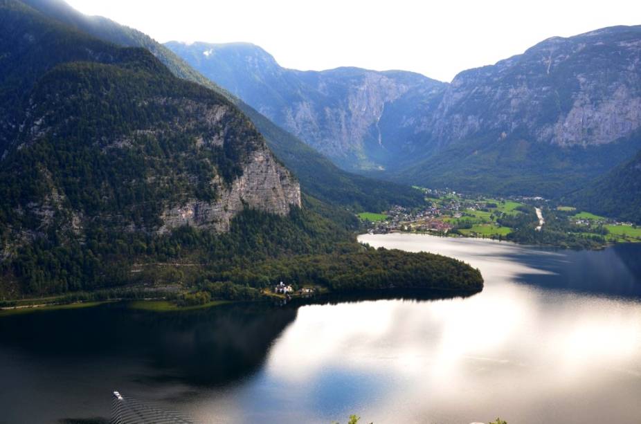 Vista do lago Hallstatter See e do vilarejo de Obertraun, próximos a Hallstatt, na região de Salzkammergut