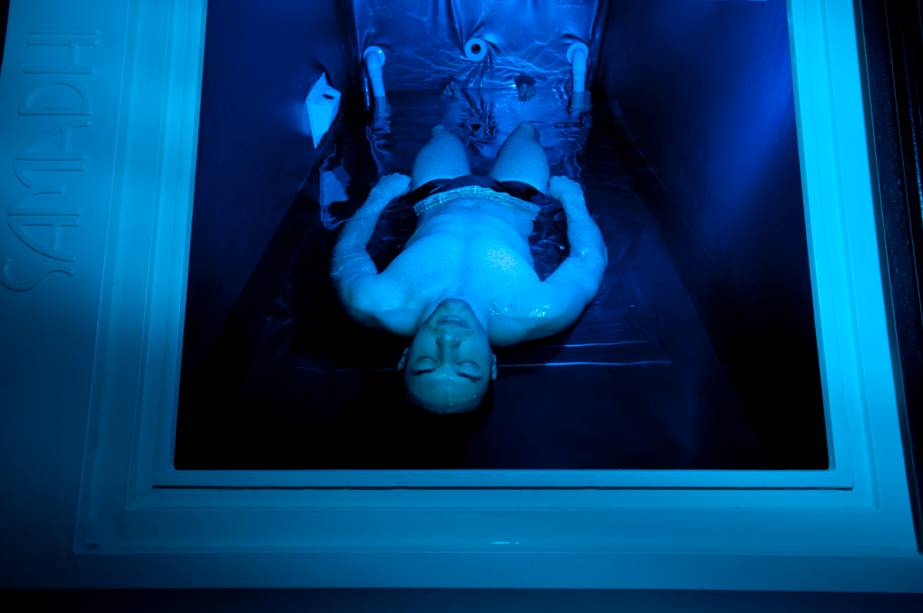 Na flutuação há um isolamento dos cinco sentidos: olfato, tato, paladar, visão e audição Na flutuação há um isolamento dos cinco sentidos: olfato, tato, paladar, visão e audição