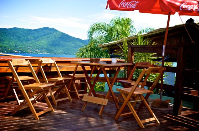 <strong><a href="https://viajeaqui.abril.com.br/estabelecimentos/br-sc-florianopolis-hospedagem-backpackers-sunset" rel="Backpackers Sunset Hostel Resort" target="_blank">Backpackers Sunset Hostel Resort</a>, em <a href="https://viajeaqui.abril.com.br/cidades/br-sc-florianopolis" rel="Florianópolis" target="_blank">Florianópolis</a> (<a href="https://viajeaqui.abril.com.br/estados/br-santa-catarina" rel="SC" target="_blank">SC</a>)</strong> O hostel fica no topo do morro da Praia Mole. Dali de cima, há uma incrível vista panorâmica para a Lagoa da Conceição. Os mochileiros reúnem-se ali para curtir o pôr do sol. <a href="https://www.booking.com/hotel/br/backpackers-sunset.pt-br.html?aid=332455&label=viagemabril-hostelsdescolados" rel="BOOKING.COM: veja os preços e faça sua reserva no Backpackers Sunset Hostel Resort" target="_blank">BOOKING.COM: veja os preços e faça sua reserva no </a><a href="https://www.booking.com/hotel/br/backpackers-sunset.pt-br.html?aid=332455&label=viagemabril-hostelsdescolados" rel="Backpackers Sunset Hostel Resort" target="_blank">Backpackers Sunset Hostel Resort</a><a href="https://www.booking.com/hotel/br/backpackers-sunset.pt-br.html?aid=332455&label=viagemabril-hostelsdescolados" rel="BOOKING.COM: veja os preços e faça sua reserva no Backpackers Sunset Hostel Resort" target="_blank"> </a> <strong><a href="https://viajeaqui.abril.com.br/estabelecimentos/br-sc-florianopolis-hospedagem-backpackers-sunset" rel="Backpackers Sunset Hostel Resort" target="_blank">Backpackers Sunset Hostel Resort</a>, em <a href="https://viajeaqui.abril.com.br/cidades/br-sc-florianopolis" rel="Florianópolis" target="_blank">Florianópolis</a> (<a href="https://viajeaqui.abril.com.br/estados/br-santa-catarina" rel="SC" target="_blank">SC</a>)</strong> O hostel fica no topo do morro da Praia Mole. Dali de cima, há uma incrível vista panorâmica para a Lagoa da Conceição. Os mochileiros reúnem-se ali para curtir o pôr do sol. <a href="https://www.booking.com/hotel/br/backpackers-sunset.pt-br.html?aid=332455&label=viagemabril-hostelsdescolados" rel="BOOKING.COM: veja os preços e faça sua reserva no Backpackers Sunset Hostel Resort" target="_blank">BOOKING.COM: veja os preços e faça sua reserva no </a><a href="https://www.booking.com/hotel/br/backpackers-sunset.pt-br.html?aid=332455&label=viagemabril-hostelsdescolados" rel="Backpackers Sunset Hostel Resort" target="_blank">Backpackers Sunset Hostel Resort</a><a href="https://www.booking.com/hotel/br/backpackers-sunset.pt-br.html?aid=332455&label=viagemabril-hostelsdescolados" rel="BOOKING.COM: veja os preços e faça sua reserva no Backpackers Sunset Hostel Resort" target="_blank"> </a>