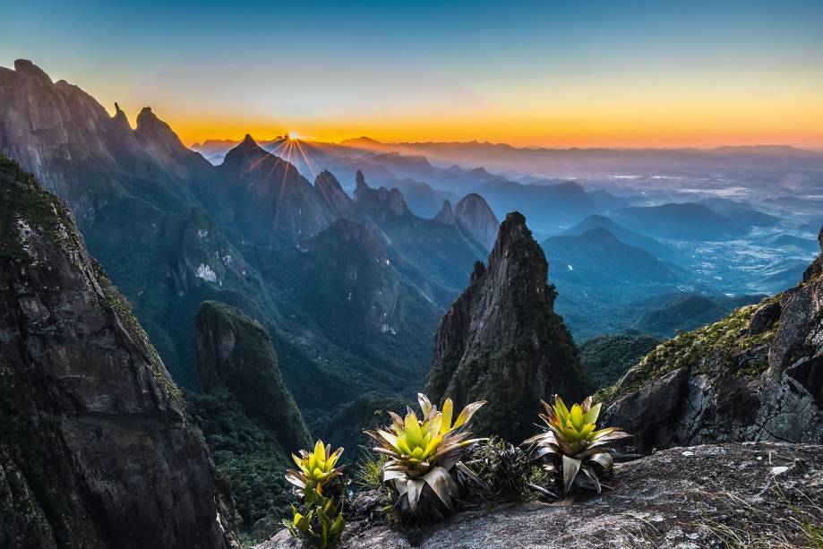 2. <a href="https://viajeaqui.abril.com.br/estabelecimentos/br-rj-petropolis-atracao-parque-nacional-da-serra-dos-orgaos" rel="Parque Nacional da Serra dos Órgãos" target="_blank">Parque Nacional da Serra dos Órgãos</a> O Parque Nacional da Serra dos Órgãos, no Rio de Janeiro, reúne alguns dos conjuntos de montanhas mais impressionantes do país. Não à toa, também é o queridinho dos praticantes de escalada e rapel. Sua estrela é o Dedo de Deus, o primeiro pico a ser escalado oficialmente no Brasil. A imagem foi feita do mirante conhecido como Portais de Hércules. “Para acessá-lo, tive de fazer a <a href="https://viajeaqui.abril.com.br/estabelecimentos/br-rj-petropolis-atracao-travessia-petropolis-teresopolis" rel="travessia Petrópolis–Teresópolis" target="_blank">travessia Petrópolis–Teresópolis</a>, desviando um pouco da rota convencional”, diz o fotógrafo 2. <a href="https://viajeaqui.abril.com.br/estabelecimentos/br-rj-petropolis-atracao-parque-nacional-da-serra-dos-orgaos" rel="Parque Nacional da Serra dos Órgãos" target="_blank">Parque Nacional da Serra dos Órgãos</a> O Parque Nacional da Serra dos Órgãos, no Rio de Janeiro, reúne alguns dos conjuntos de montanhas mais impressionantes do país. Não à toa, também é o queridinho dos praticantes de escalada e rapel. Sua estrela é o Dedo de Deus, o primeiro pico a ser escalado oficialmente no Brasil. A imagem foi feita do mirante conhecido como Portais de Hércules. “Para acessá-lo, tive de fazer a <a href="https://viajeaqui.abril.com.br/estabelecimentos/br-rj-petropolis-atracao-travessia-petropolis-teresopolis" rel="travessia Petrópolis–Teresópolis" target="_blank">travessia Petrópolis–Teresópolis</a>, desviando um pouco da rota convencional”, diz o fotógrafo