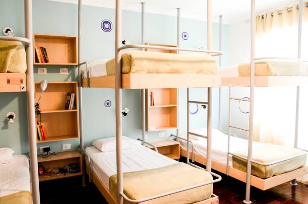 <strong><a href="https://viajeaqui.abril.com.br/estabelecimentos/br-sp-sao-paulo-hospedagem-sao-paulo-lodge" rel="São Paulo Lodge" target="_blank">São Paulo Lodge</a>, em <a href="https://viajeaqui.abril.com.br/cidades/br-sp-sao-paulo" rel="São Paulo" target="_blank">São Paulo</a> (<a href="https://viajeaqui.abril.com.br/estados/br-sao-paulo" rel="SP" target="_blank">SP</a>)</strong> Sem festas ou bar, fica fora do circuito mais badalado da cidade, próximo à estação Vila Mariana do metrô. Turistas a negócios são maioria, e eles costumam relaxar nos sofás da recepção, assistindo a filmes e a jogos exibidos no telão, imersos nos ofurôs do hostel ou sentados no jardim. <strong><a href="https://viajeaqui.abril.com.br/estabelecimentos/br-sp-sao-paulo-hospedagem-sao-paulo-lodge" rel="São Paulo Lodge" target="_blank">São Paulo Lodge</a>, em <a href="https://viajeaqui.abril.com.br/cidades/br-sp-sao-paulo" rel="São Paulo" target="_blank">São Paulo</a> (<a href="https://viajeaqui.abril.com.br/estados/br-sao-paulo" rel="SP" target="_blank">SP</a>)</strong> Sem festas ou bar, fica fora do circuito mais badalado da cidade, próximo à estação Vila Mariana do metrô. Turistas a negócios são maioria, e eles costumam relaxar nos sofás da recepção, assistindo a filmes e a jogos exibidos no telão, imersos nos ofurôs do hostel ou sentados no jardim.