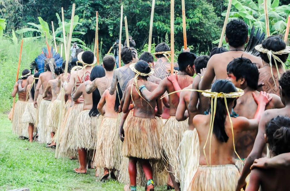 Yanawás e turistas e turistas em celebração