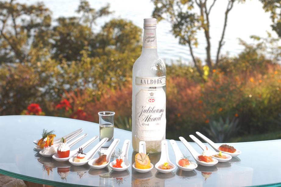 Colherinhas do Aquavit, com variações de salmão: defumado, marinado, gravat lax e foie gras envolto em manga, com ramo de alecrim. Colherinhas do Aquavit, com variações de salmão: defumado, marinado, gravat lax e foie gras envolto em manga, com ramo de alecrim.