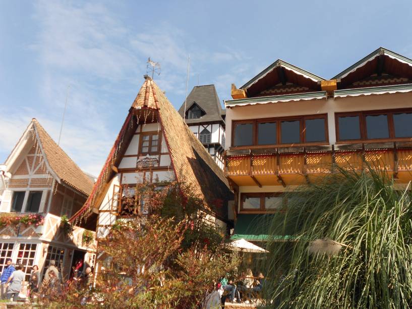 A maioria das construções que vemos na cidade são inspiradas no estilo arquitetônico típico da <a href="https://viajeaqui.abril.com.br/paises/alemanha" target="_blank">Alemanha</a> e de países vizinhos. A técnica de construção original consiste em paredes montadas com hastes de madeira encaixadas entre si, presentes apenas no sul do <a href="https://viajeaqui.abril.com.br/paises/brasil" target="_blank">Brasil</a> em cidades como <a href="https://viajeaqui.abril.com.br/cidades/br-sc-pomerode" target="_blank">Pomerode</a>. Mas, em Campos, elas foram construídas com blocos de taipa, tijolos maciços, pedra e/ou barro. O estilo arquitetônico de Campos do Jordão é mais eclético, com chalés suíços erguidos em madeira, chalés de pinho jordanenses (típicos da cidade e erguidos sobre pilares de alvenaria e pedra) e o estilo normando (construções assimétricas da região da <a href="https://viajeaqui.abril.com.br/cidades/franca-costa-da-normandia" target="_blank">Normandia</a>, na <a href="https://viajeaqui.abril.com.br/paises/franca" target="_blank">França</a>, com telhados íngremes, vidraças e paredes de alvenaria, tijolos e pedras) A maioria das construções que vemos na cidade são inspiradas no estilo arquitetônico típico da <a href="https://viajeaqui.abril.com.br/paises/alemanha" target="_blank">Alemanha</a> e de países vizinhos. A técnica de construção original consiste em paredes montadas com hastes de madeira encaixadas entre si, presentes apenas no sul do <a href="https://viajeaqui.abril.com.br/paises/brasil" target="_blank">Brasil</a> em cidades como <a href="https://viajeaqui.abril.com.br/cidades/br-sc-pomerode" target="_blank">Pomerode</a>. Mas, em Campos, elas foram construídas com blocos de taipa, tijolos maciços, pedra e/ou barro. O estilo arquitetônico de Campos do Jordão é mais eclético, com chalés suíços erguidos em madeira, chalés de pinho jordanenses (típicos da cidade e erguidos sobre pilares de alvenaria e pedra) e o estilo normando (construções assimétricas da região da <a href="https://viajeaqui.abril.com.br/cidades/franca-costa-da-normandia" target="_blank">Normandia</a>, na <a href="https://viajeaqui.abril.com.br/paises/franca" target="_blank">França</a>, com telhados íngremes, vidraças e paredes de alvenaria, tijolos e pedras)