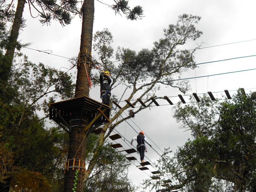 A área verde de Campos do Jordão é favorável ao <strong>turismo de aventura</strong>. Por aqui, há trilhas de caminhada, bicicleta, cavalgadas e até passeios de jipe. Em lugares como o parque Ducha de Prata (foto) e o bem procurado <a href="https://viajeaqui.abril.com.br/estabelecimentos/br-sp-campos-do-jordao-atracao-centro-de-lazer-tarundu" target="_blank">Centro de Lazer Tarundu</a>, as atividades favoritas são o arvorismo e a tirolesa. Nos arredores, mais precisamente na cidade de <a href="https://viajeaqui.abril.com.br/cidades/br-sp-sao-bento-do-sapucai" target="_blank">São Bento do Sapucaí</a>, pertinho de Campos, a paisagem montanhosa do complexo da <a href="https://viajeaqui.abril.com.br/estabelecimentos/br-sp-campos-do-jordao-atracao-pedra-do-bau" target="_blank">Pedra do Baú</a> é uma das favoritas para alpinismo A área verde de Campos do Jordão é favorável ao <strong>turismo de aventura</strong>. Por aqui, há trilhas de caminhada, bicicleta, cavalgadas e até passeios de jipe. Em lugares como o parque Ducha de Prata (foto) e o bem procurado <a href="https://viajeaqui.abril.com.br/estabelecimentos/br-sp-campos-do-jordao-atracao-centro-de-lazer-tarundu" target="_blank">Centro de Lazer Tarundu</a>, as atividades favoritas são o arvorismo e a tirolesa. Nos arredores, mais precisamente na cidade de <a href="https://viajeaqui.abril.com.br/cidades/br-sp-sao-bento-do-sapucai" target="_blank">São Bento do Sapucaí</a>, pertinho de Campos, a paisagem montanhosa do complexo da <a href="https://viajeaqui.abril.com.br/estabelecimentos/br-sp-campos-do-jordao-atracao-pedra-do-bau" target="_blank">Pedra do Baú</a> é uma das favoritas para alpinismo