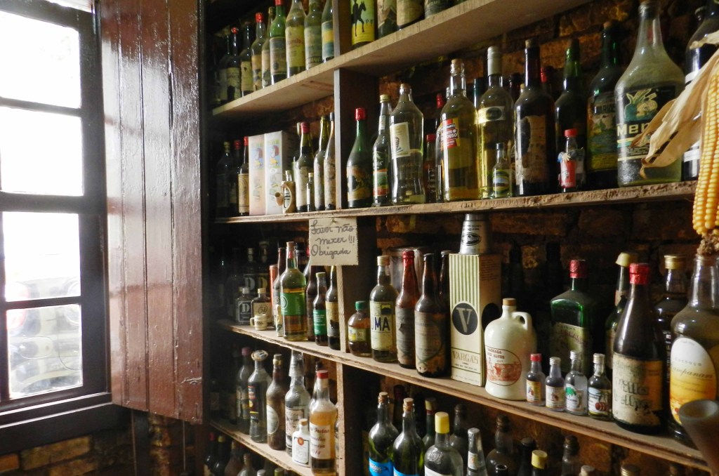 É comum ser recebido pelo proprietário da <a href="https://viajeaqui.abril.com.br/estabelecimentos/br-sp-brotas-atracao-casa-da-cachaca" target="_blank">Casa da Cachaça</a>, Luciano Malagutti. Lá os visitantes tem uma explicação sobre o processo de fabricação da cachaça em um mini alambique e podem degustá-las, junto com queijos, salames e doces caseiros. É comum ser recebido pelo proprietário da <a href="https://viajeaqui.abril.com.br/estabelecimentos/br-sp-brotas-atracao-casa-da-cachaca" target="_blank">Casa da Cachaça</a>, Luciano Malagutti. Lá os visitantes tem uma explicação sobre o processo de fabricação da cachaça em um mini alambique e podem degustá-las, junto com queijos, salames e doces caseiros.