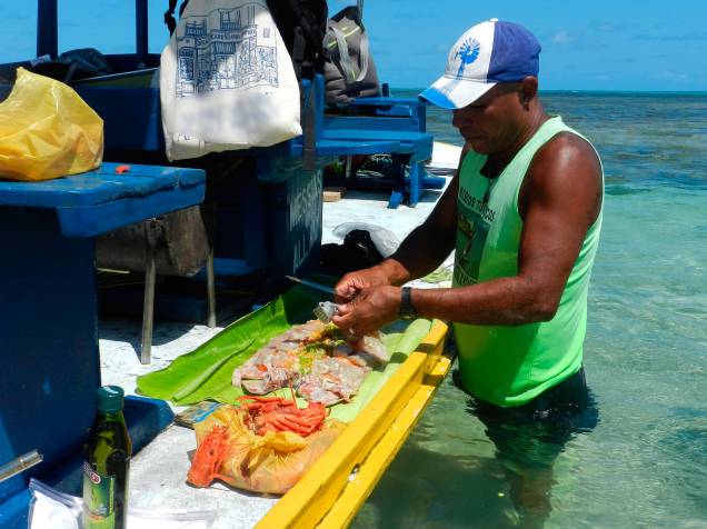 Além de barqueiro, Dodô também prepara um peixe na folha de bananeira pra lá de bom Além de barqueiro, Dodô também prepara um peixe na folha de bananeira pra lá de bom