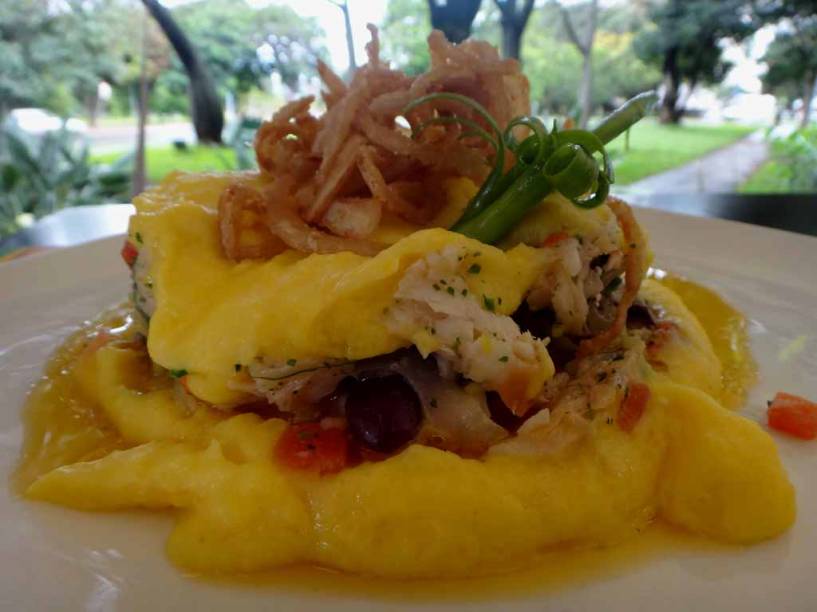 <a href="https://viajeaqui.abril.com.br/estabelecimentos/br-df-brasilia-restaurante-dudu-camargo" rel="Dudu Camargo (Brasília)"><strong>Dudu Camargo</strong></a><strong> (Brasília)</strong><br /> <br /> O chef Dudu Camargo preparou duas opções para a Semana Santa, à escolha do cliente. São elas o <strong>brandade de bacalhau</strong> (R$ 75,80 por pessoa), com batata baroa, crosta de tomilho e cebola crocante <em>(foto)</em>; e o<strong> filé mignon grelhado ao molho de chocolate</strong> (R$ 59,80 por pessoa) acompanhado de pimenta e arroz cremoso de framboesa <a href="https://viajeaqui.abril.com.br/estabelecimentos/br-df-brasilia-restaurante-dudu-camargo" rel="Dudu Camargo (Brasília)"><strong>Dudu Camargo</strong></a><strong> (Brasília)</strong><br /> <br /> O chef Dudu Camargo preparou duas opções para a Semana Santa, à escolha do cliente. São elas o <strong>brandade de bacalhau</strong> (R$ 75,80 por pessoa), com batata baroa, crosta de tomilho e cebola crocante <em>(foto)</em>; e o<strong> filé mignon grelhado ao molho de chocolate</strong> (R$ 59,80 por pessoa) acompanhado de pimenta e arroz cremoso de framboesa