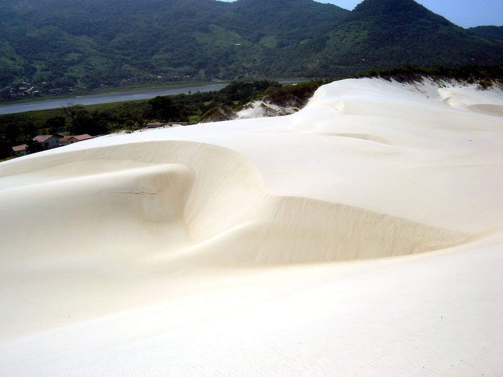 <strong>14. <a href="https://viajeaqui.abril.com.br/estabelecimentos/br-sc-garopaba-atracao-praia-siriu" rel="Praia de Siri&uacute;" target="_blank">Praia de Siri&uacute;</a> &ndash; <a href="https://viajeaqui.abril.com.br/cidades/br-sc-garopaba" rel="Garopaba (SC)" target="_blank">Garopaba (SC)</a></strong>    Integrada ao Parque Nacional da Serra do Tabuleiro, as dunas da <a href="https://viajeaqui.abril.com.br/estabelecimentos/br-sc-garopaba-atracao-praia-siriu" rel="Praia de Siri&uacute;" target="_self">Praia de Siri&uacute;</a>, em Garopaba, chegam a ter 5 quil&ocirc;metros de comprimento e 30 metros de altura. &Eacute; um dos melhores locais para a pr&aacute;tica de sandboard em Santa Catarina. Al&eacute;m disso, quem prefere a calma de banho de &aacute;gua doce tem o Rio Siri&uacute; ao fundo; quem gosta de pesca pode ir para a Lagoa do Siri&uacute; e, quem pega onda n&atilde;o perde nada surfando nas ondas do seu mar. Depois de tudo isso, &eacute; s&oacute; parar em algum quiosque, pois o local tem infraestrutura para receber os turistas