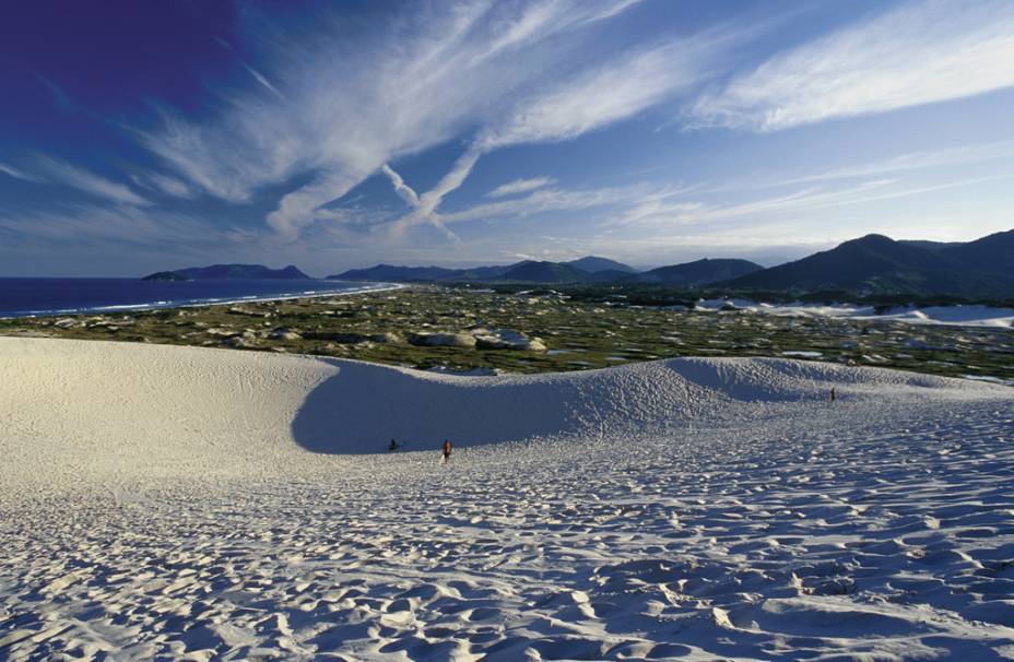 <strong>4. <a href="https://viajeaqui.abril.com.br/cidades/br-sc-florianopolis" rel="Florianópolis (SC)" target="_blank">Florianópolis (SC)</a></strong>    As dunas são uma das maiores atrações turísticas de <a href="https://viajeaqui.abril.com.br/cidades/br-sc-florianopolis" rel="Florianópolis" target="_self">Florianópolis</a>. As que ficam entre a Praia da Joaquina e a Lagoa da Conceição recebem praticantes de sandboard, o “surfe de areia”. Além dela, uma menor, entre as praias dos Ingleses e Santinho, é muito procurada por turistas. Nas praias do Campeche, Armação e Pântano do Sul existem pequenas formações que dão charme às praias catarinenses