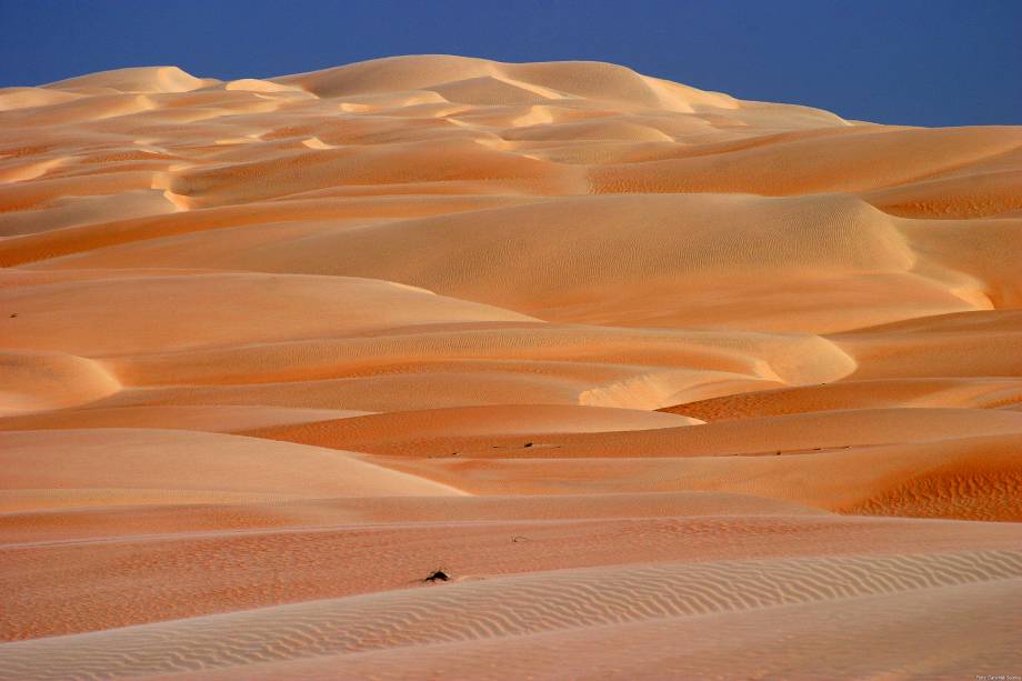 <strong>13. Areia Branca (RN)</strong>Assim como o próprio nome indica, a cidade de Areia Branca é conhecida pelas suas praias e dunas branquinhas. No entanto, a duna mais famosa é Duna do Rosado, que tem cerca de 10 quilômetros quadrados de extensão e possui vários tons de rosa nas suas areias. O local lembra um deserto e serviu de locação para algumas cenas da novela <em>O Clone</em>, se passando por Marrocos. Além disso, na cidade encontra-se a Ponta do Mel, único lugar do mundo onde o sertão encontra o mar. Esta região é lembrada pela sua massiva produção de sal, a qual rendeu o apelido de "Terra do Sal"<strong><a href="https://viajeaqui.abril.com.br/materias/atracoes-em-natal-rn" rel="+ BLabla" target="_blank">+ Fotos: 15 atrações em Natal e no litoral do Rio Grande do Norte</a></strong>