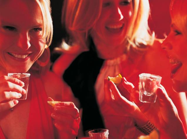 <strong>Tequila </strong><strong>–</strong><strong> <a href="https://viajeaqui.abril.com.br/paises/mexico" rel="México" target="_blank">México</a></strong><br /> Sal, limão, um shot de tequila e muita farra. Bebida oficial dos americanos que invadem <a href="https://viajeaqui.abril.com.br/cidades/mexico-cancun" rel="Cancún" target="_blank"><strong>Cancún</strong></a> e dos restaurantes tex-mex dos dois lados da fronteira (e além), a tequila era uma bebida razoavelmente desconhecida a até bem pouco tempo. Um forte marketing e boa administração de marca levaram o destilado de agave azul a bares de todo o planeta para ser consumido puro, com a dupla sal-limão ou em coquetéis como <strong>Margarita </strong>e <strong>Tequila Sunrise</strong>.<br /> <strong>Teor alcoólico médio</strong><strong>:</strong> 40% <strong>Tequila </strong><strong>–</strong><strong> <a href="https://viajeaqui.abril.com.br/paises/mexico" rel="México" target="_blank">México</a></strong><br /> Sal, limão, um shot de tequila e muita farra. Bebida oficial dos americanos que invadem <a href="https://viajeaqui.abril.com.br/cidades/mexico-cancun" rel="Cancún" target="_blank"><strong>Cancún</strong></a> e dos restaurantes tex-mex dos dois lados da fronteira (e além), a tequila era uma bebida razoavelmente desconhecida a até bem pouco tempo. Um forte marketing e boa administração de marca levaram o destilado de agave azul a bares de todo o planeta para ser consumido puro, com a dupla sal-limão ou em coquetéis como <strong>Margarita </strong>e <strong>Tequila Sunrise</strong>.<br /> <strong>Teor alcoólico médio</strong><strong>:</strong> 40%