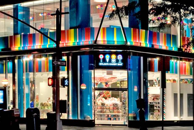 <strong>Dylan’s Candy Bar</strong> <em>(1011, 3rd Avenue) </em> A loja de doces é inspirada no filme “A fantástica fábrica de chocolate” e faz jus. Guloseimas, artigos para festas e tudo que envolva o mundo dos doces estão na loja, que é a maior de doces do mundo e encanta com sua explosão de cores e aromas <strong>Dylan’s Candy Bar</strong> <em>(1011, 3rd Avenue) </em> A loja de doces é inspirada no filme “A fantástica fábrica de chocolate” e faz jus. Guloseimas, artigos para festas e tudo que envolva o mundo dos doces estão na loja, que é a maior de doces do mundo e encanta com sua explosão de cores e aromas