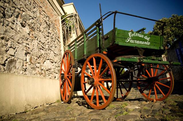 <strong><a href="https://viajeaqui.abril.com.br/cidades/uruguai-colonia-del-sacramento" rel="Colonia del Sacramento, Uruguai" target="_blank">Colonia del Sacramento, Uruguai</a> - Três noites</strong> Três noites de frente para o Rio da Prata no midscale <a href="https://realcolonia.com" rel="Real Colonia Hotel & Suites" target="_blank">Real Colonia Hotel & Suites</a>, com city tour. Em junho. <strong>Quem leva?</strong> <a href="https://flot.com.br" rel="FLOT" target="_blank">FLOT</a> (11/4504-4544), desde US$ 613 <strong><a href="https://viajeaqui.abril.com.br/cidades/uruguai-colonia-del-sacramento" rel="Colonia del Sacramento, Uruguai" target="_blank">Colonia del Sacramento, Uruguai</a> - Três noites</strong> Três noites de frente para o Rio da Prata no midscale <a href="https://realcolonia.com" rel="Real Colonia Hotel & Suites" target="_blank">Real Colonia Hotel & Suites</a>, com city tour. Em junho. <strong>Quem leva?</strong> <a href="https://flot.com.br" rel="FLOT" target="_blank">FLOT</a> (11/4504-4544), desde US$ 613