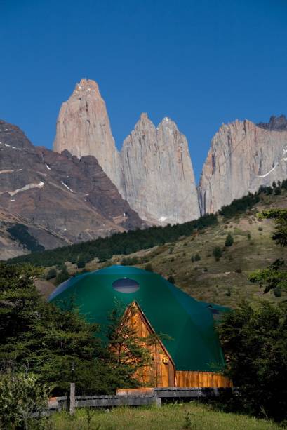 As modernas barracas do EcoCamp são preparadas para suportar as loucas mudanças de tempo da região patagônica. A localização praticamente aos pés das Torres del Paine são imbatíveis