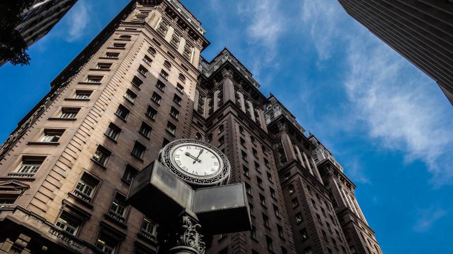 <strong>9. <a href="https://viajeaqui.abril.com.br/estabelecimentos/br-sp-sao-paulo-atracao-mirantes" rel="Edifício Martinelli" target="_blank">Edifício Martinelli</a></strong> <em>(Rua Líbero Badaró, 504)</em>    Já foi considerado um dos prédios mais altos do mundo até 1936. Hoje é um dos mirantes mais famosos de São Paulo e proporciona uma vista privilegiada ao Centro Histórico da Cidade. (Segunda a sexta das 9h30 às 11h30 e 14h às 16h, sábados e domingos das 9h às 13h) <strong>9. <a href="https://viajeaqui.abril.com.br/estabelecimentos/br-sp-sao-paulo-atracao-mirantes" rel="Edifício Martinelli" target="_blank">Edifício Martinelli</a></strong> <em>(Rua Líbero Badaró, 504)</em>    Já foi considerado um dos prédios mais altos do mundo até 1936. Hoje é um dos mirantes mais famosos de São Paulo e proporciona uma vista privilegiada ao Centro Histórico da Cidade. (Segunda a sexta das 9h30 às 11h30 e 14h às 16h, sábados e domingos das 9h às 13h)