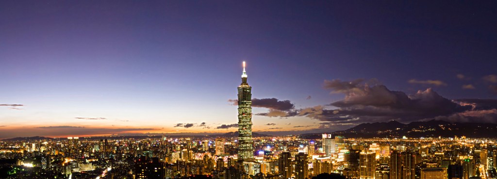 <strong>6- Taipei 101 - Taipé, Taiwan</strong>Construída em 2004, a <a href="https://www.taipei-101.com.tw/en/DB/index.asp" rel="torre" target="_blank">torre</a> tem 101 andares (daí o nome),<strong> 509 metros</strong> (com antena) e um observatório no 91º andar. Seu estilo mescla a tradicional cultura asiática com modernidade. O edifício foi feito para suportar terremotos e tufões <strong>6- Taipei 101 - Taipé, Taiwan</strong>Construída em 2004, a <a href="https://www.taipei-101.com.tw/en/DB/index.asp" rel="torre" target="_blank">torre</a> tem 101 andares (daí o nome),<strong> 509 metros</strong> (com antena) e um observatório no 91º andar. Seu estilo mescla a tradicional cultura asiática com modernidade. O edifício foi feito para suportar terremotos e tufões