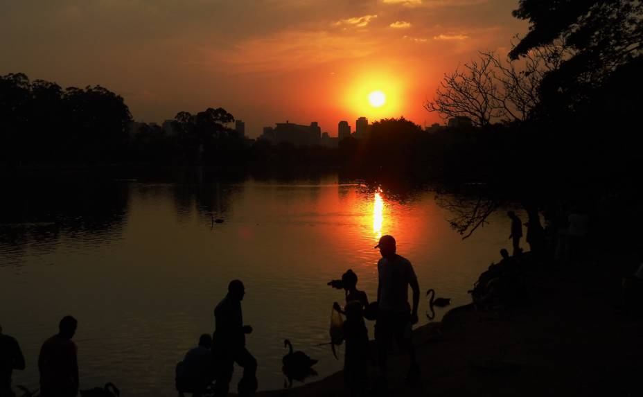 Reflexo do pôr do sol no lago do <a href="https://viajeaqui.abril.com.br/estabelecimentos/br-sp-sao-paulo-atracao-parque-do-ibirapuera" rel="Parque do Ibirapuera" target="_blank">Parque do Ibirapuera</a>, em <a href="https://viajeaqui.abril.com.br/cidades/br-sp-sao-paulo" rel="São Paulo" target="_blank">São Paulo</a> (<a href="https://viajeaqui.abril.com.br/estados/br-sao-paulo" rel="SP" target="_blank">SP</a>)