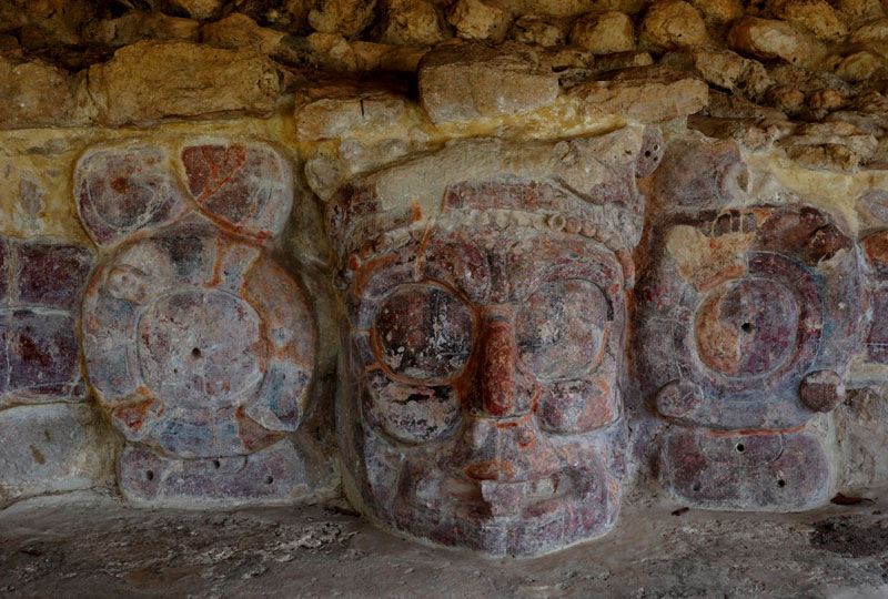 <strong>Edzná</strong><br />Como o nome indica, o Templo de los Mascarones tem a fachada tomada por diferentes máscaras com características e atributos estéticos próprios dos integrantes da elite: estrabismo, mutilação dental, adornos de nariz e orelhas e grandes toucados zoomorfos<br />