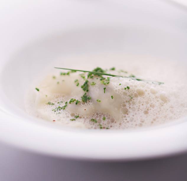 <a href="https://viajeaqui.abril.com.br/estabelecimentos/br-sp-sao-paulo-restaurante-ene" rel="Eñe (São Paulo)"><strong>Eñe</strong></a><strong> (São Paulo)</strong><br /> <br /> O cardápio da Semana Santa, elaborado pelos chefs espanhóis Sérgio e Javier Torres, inclui <strong>arroz de bacalhau com erva doce e bacalhau al pil-pil </strong><em>(foto)</em>, com emulsão de azeite e alho. Quem quiser fugir dos pratos tradicionais, a casa oferece pescados e ravióli de garoupa com recheio de cogumelos <a href="https://viajeaqui.abril.com.br/estabelecimentos/br-sp-sao-paulo-restaurante-ene" rel="Eñe (São Paulo)"><strong>Eñe</strong></a><strong> (São Paulo)</strong><br /> <br /> O cardápio da Semana Santa, elaborado pelos chefs espanhóis Sérgio e Javier Torres, inclui <strong>arroz de bacalhau com erva doce e bacalhau al pil-pil </strong><em>(foto)</em>, com emulsão de azeite e alho. Quem quiser fugir dos pratos tradicionais, a casa oferece pescados e ravióli de garoupa com recheio de cogumelos