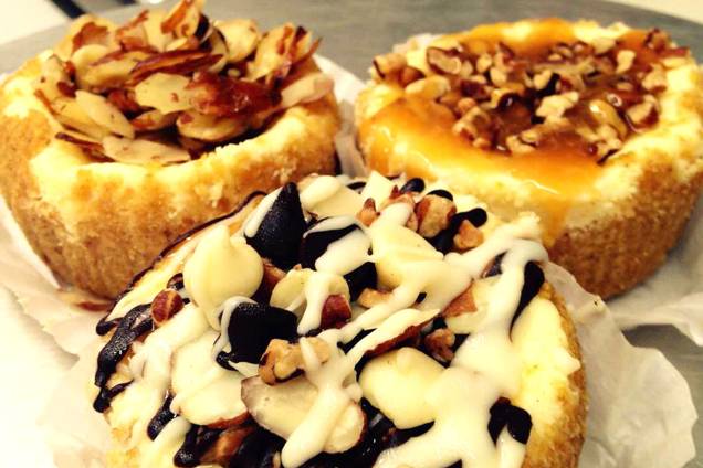 <strong><a href="https://www.eileenscheesecake.com/" rel="Eileens Special Cheesecake" target="_blank">Eileens Special Cheesecake</a></strong> É considerado o melhor cheesecake de Nova York, com opções que variam entre blueberry, cereja, abacaxi e outros. Também serve outras opções de doces, como cupcakes, mousses e tortas. <em>17 Cleveland Place, 10012</em> <strong><a href="https://www.eileenscheesecake.com/" rel="Eileens Special Cheesecake" target="_blank">Eileens Special Cheesecake</a></strong> É considerado o melhor cheesecake de Nova York, com opções que variam entre blueberry, cereja, abacaxi e outros. Também serve outras opções de doces, como cupcakes, mousses e tortas. <em>17 Cleveland Place, 10012</em>