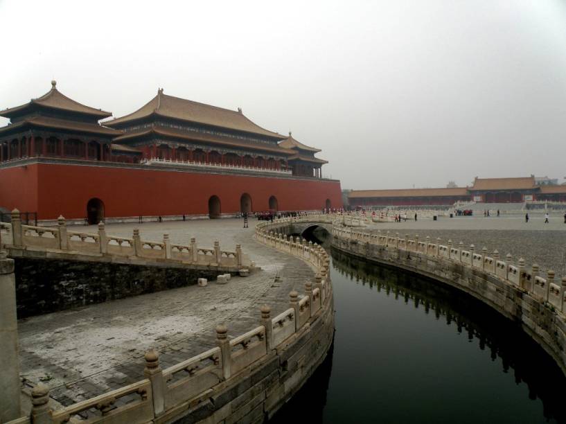 O monumental portão Wumen, na Cidade Proibida, precede o pátio e o hall da Suprema Harmonia, onde localiza-se o trono do dragão O monumental portão Wumen, na Cidade Proibida, precede o pátio e o hall da Suprema Harmonia, onde localiza-se o trono do dragão
