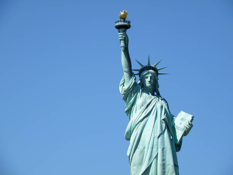 A <a href="https://viajeaqui.abril.com.br/estabelecimentos/estados-unidos-nova-york-atracao-estatua-da-liberdade-e-ellis-island" rel="Estátua da Liberdade" target="_blank">Estátua da Liberdade</a>, um dos pontos mais visitados de <a href="https://viajeaqui.abril.com.br/cidades/estados-unidos-nova-york" rel="Nova York" target="_blank">Nova York</a>, está fechado para reformas e deve ser reaberto em outubro de 2012. O objetivo é melhorar a segurança dos visitantes, com novos elevadores e a manutenção da escada espiral A <a href="https://viajeaqui.abril.com.br/estabelecimentos/estados-unidos-nova-york-atracao-estatua-da-liberdade-e-ellis-island" rel="Estátua da Liberdade" target="_blank">Estátua da Liberdade</a>, um dos pontos mais visitados de <a href="https://viajeaqui.abril.com.br/cidades/estados-unidos-nova-york" rel="Nova York" target="_blank">Nova York</a>, está fechado para reformas e deve ser reaberto em outubro de 2012. O objetivo é melhorar a segurança dos visitantes, com novos elevadores e a manutenção da escada espiral