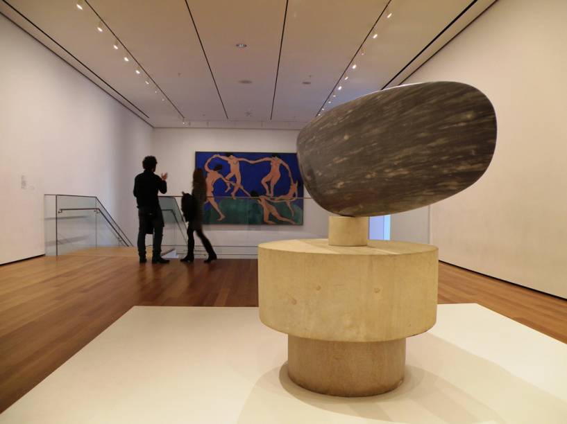 Interior do MoMa com o quadro <em>Dance,</em> de Henri Matisse, ao fundo Interior do MoMa com o quadro <em>Dance,</em> de Henri Matisse, ao fundo