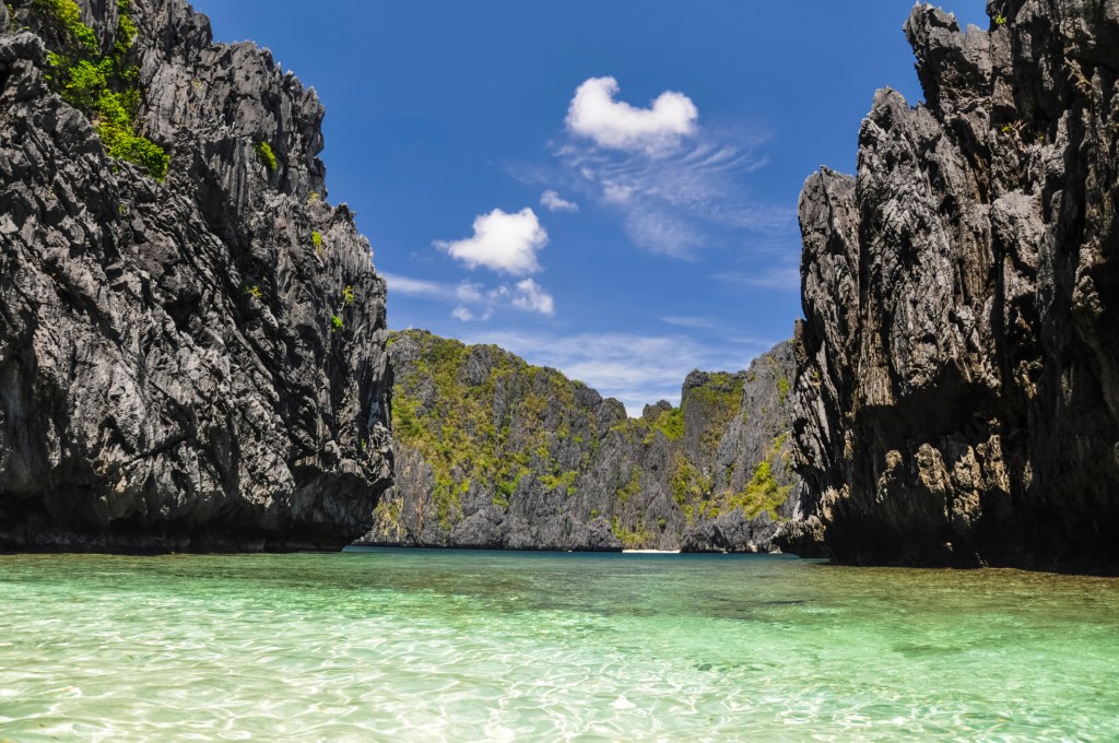Com um conturbado passado dividido entre espanh&oacute;is, japoneses e americanos, as <a href="https://beta-develop.viagemeturismo.abril.com.br/blog/achados/el-nido-filipinas-o-lugar-mais-bonito-do-mundo-a-nova-tailandia/">Filipinas</a> s&atilde;o um belo pa&iacute;s, repleto de ilhas dos sonhos