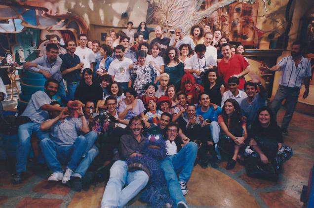 Foto para a posteridade: o elenco e a equipe técnica do programa Castelo Rá-Tim-Bum posam animados durante um intervalo nas filmagens dos episódios Foto para a posteridade: o elenco e a equipe técnica do programa Castelo Rá-Tim-Bum posam animados durante um intervalo nas filmagens dos episódios