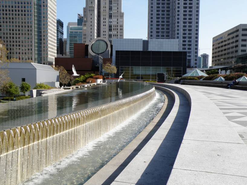 Yerba Buena Gardens e, ao fundo, o Museu de Arte Moderna de San Francisco