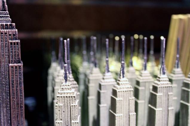 As miniaturas do Empire State são quase que obrigatórias em um roteiro pela cidade de Nova York. Só falta um mini King Kong para acompanhar... As miniaturas do Empire State são quase que obrigatórias em um roteiro pela cidade de Nova York. Só falta um mini King Kong para acompanhar...
