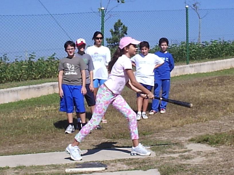 <strong>English Camp - Itapetininga, SP</strong>Voltado para o aprendizado e a prática da língua inglesa, o English Camp tem mais de 20 anos de experiência. Não é necessário saber falar inglês para acampar lá, mas eles garantem que você sairá falando melhor.<br /><br />Algumas atrações são baseadas em atividades de americanos, como beisebol, basquete de rua, lacrosse e hóquei. Além disso, o esporte preferido dos brasileiros, o futebol, também pode ser praticado no campo. Pode ser que estudantes de outros países também acampem no local, gerando uma interação e uma troca cultural entre os jovens.<br /><br />Pacotes:<br />São quatro temporadas de cinco dias. A primeira, de 5 a 9, de 9 a 13, de 13 a 17 e de 17 a 21. Os campistas podem ficar quantas temporadas quiserem, desde que haja vagas. O valor de uma temporada é de R$ 1.295, de duas, R$ 2.331, de três, R$ 3.367, e de quatro, R$ 4.403. Os valores podem ser parcelados em até dez vezes, com acréscimo de juros.<br /><br />Mais informações:<br />Telefone: (11) 3062-6333<br />E-mail: <a href="https://englishcamp@englishcamp.com.br" rel="englishcamp@englishcamp.com.br" target="_blank">englishcamp@englishcamp.com.br</a><br />Site: <a href="https://www.englishcamp.com.br" rel="www.englishcamp.com.br" target="_blank">www.englishcamp.com.br</a>