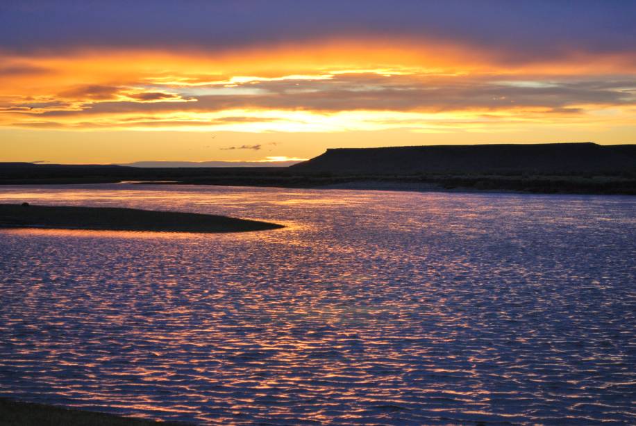 As paisagens cênicas da <a href="https://viajeaqui.abril.com.br/cidades/ar-patagonia" rel="Patagônia" target="_blank">Patagônia</a> estendem-se por uma área de um milhão de quilômetros quadrados entre os territórios chileno e argentino. Suas montanhas, rochas e lagos atraem turistas do mundo inteiro, entre casais apaixonados, famílias e mochileiros