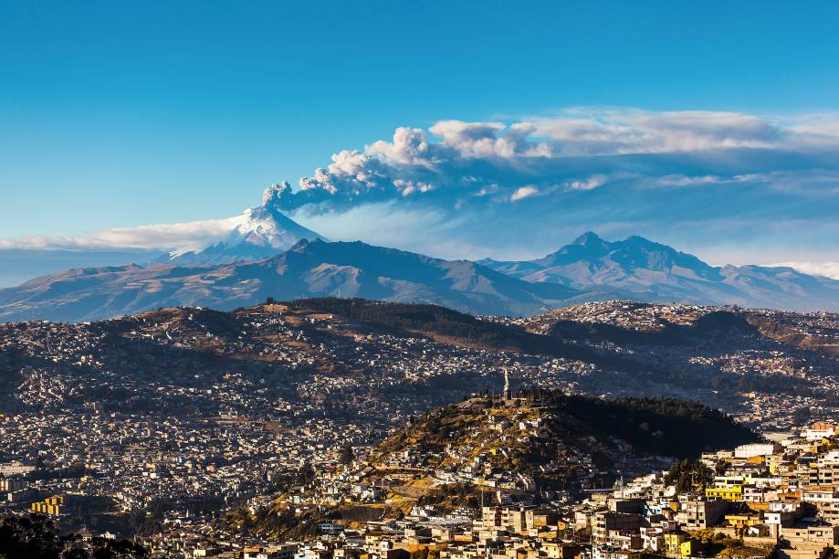 <a href="https://viajeaqui.abril.com.br/paises/equador" target="_blank" rel="noopener"><strong>Cotopaxi, Equador</strong></a> Localizado a apenas 50km de <a href="https://viajeaqui.abril.com.br/cidades/equador-quito" target="_blank" rel="noopener">Quito</a>, é a segunda maior montanha do <a href="https://viajeaqui.abril.com.br/paises/equador" target="_blank" rel="noopener">Equador</a> e um dos mais altos vulcões ativos do mundo, com 5.911 metros de altitude. Teoricamente, seu nome significa “pescoço da Lua” em uma das dezenas de línguas indígenas locais. Atividades vulcânicas moderadas têm ocorrido ultimamente, sendo que gases e uma pequena quantidade de cinzas foram expelidas em janeiro de 2016. Emissões de dióxido sulfúrico estão em níveis de pré-erupção, então verifique as atividades vulcânicas do local antes de confirmar seu passeio até lá