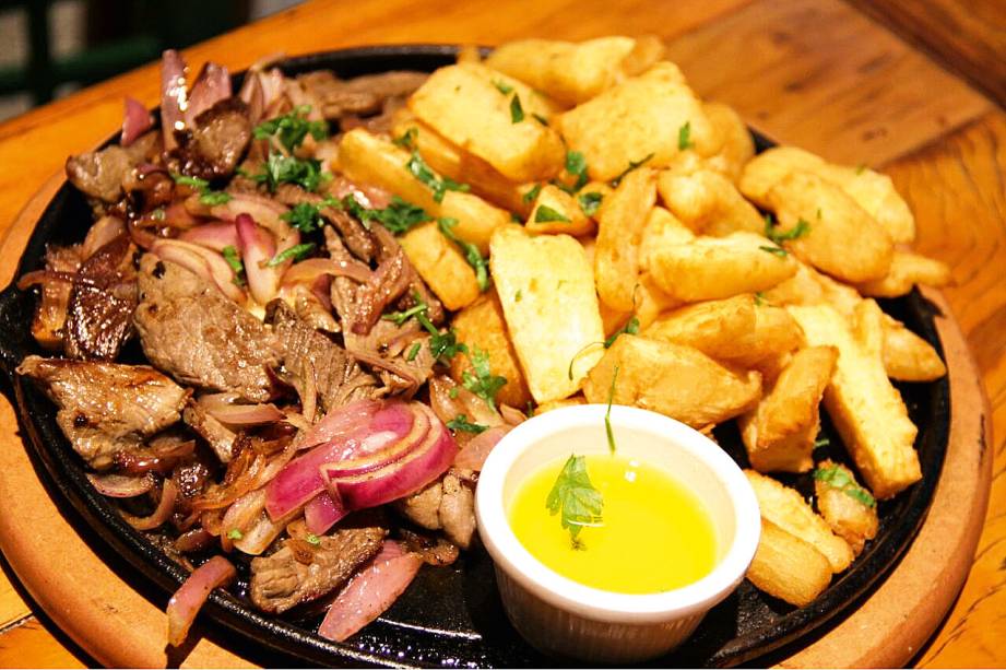 <strong>PARA CURTIR O PÓS-PRAIA</strong> <strong><a href="https://restauranterayz.com.br/" target="_blank" rel="noopener">Rayz</a> </strong>Na esquina das ruas Prudente de Moraes e Farme de Amoedo, num ponto onde funcionou um dos bares da rede Devassa, o bar-restaurante aberto em 2014 fica a poucos metros da praia. As mesas ocupam uma ampla e convidativa varanda, debruçada sobre a calçada. O ambiente interno, bacana, inclui um bar com estrutura de contêiner e prateleiras feitas com caixotes de madeira. Para acompanhar o chope, bolinhos, porções servidas na chapa e receitas um pouco mais elaboradas, como o risoto de rabada <em>R. Prudente de Moraes, 416 (Ipanema), (21) 2522-0627</em> <strong>PARA CURTIR O PÓS-PRAIA</strong> <strong><a href="https://restauranterayz.com.br/" target="_blank" rel="noopener">Rayz</a> </strong>Na esquina das ruas Prudente de Moraes e Farme de Amoedo, num ponto onde funcionou um dos bares da rede Devassa, o bar-restaurante aberto em 2014 fica a poucos metros da praia. As mesas ocupam uma ampla e convidativa varanda, debruçada sobre a calçada. O ambiente interno, bacana, inclui um bar com estrutura de contêiner e prateleiras feitas com caixotes de madeira. Para acompanhar o chope, bolinhos, porções servidas na chapa e receitas um pouco mais elaboradas, como o risoto de rabada <em>R. Prudente de Moraes, 416 (Ipanema), (21) 2522-0627</em>