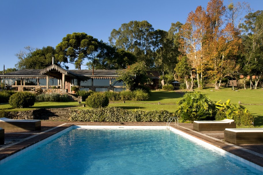 Piscina externa da <strong>Pousada La Hacienda</strong>, em Gramado, Rio Grande do Sul