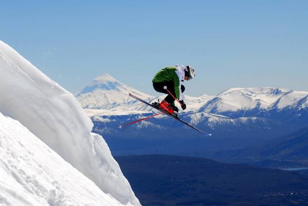 <strong>Chapelco, San Martin de los Andes, Argentina</strong> <a href="https://viajeaqui.abril.com.br/cidades/ar-chapelco" rel="Chapelco" target="_blank">Chapelco</a>, resort em San Martin de Los Andes – cidade próxima a Bariloche –, é ideal para famílias e possui ótimas condições de neve powder para snowboarders. O passeio de trenó puxado por cães é uma das atrações exclusivas. Sua base será a cidadezinha junto ao Lago Lácar, onde estarão os principais hotéis e restaurantes, alguns surpreendentes. Na foto, um fora de pista tendo o vulcão Lanín, na fronteira com o Chile, ao fundo <strong>Chapelco, San Martin de los Andes, Argentina</strong> <a href="https://viajeaqui.abril.com.br/cidades/ar-chapelco" rel="Chapelco" target="_blank">Chapelco</a>, resort em San Martin de Los Andes – cidade próxima a Bariloche –, é ideal para famílias e possui ótimas condições de neve powder para snowboarders. O passeio de trenó puxado por cães é uma das atrações exclusivas. Sua base será a cidadezinha junto ao Lago Lácar, onde estarão os principais hotéis e restaurantes, alguns surpreendentes. Na foto, um fora de pista tendo o vulcão Lanín, na fronteira com o Chile, ao fundo