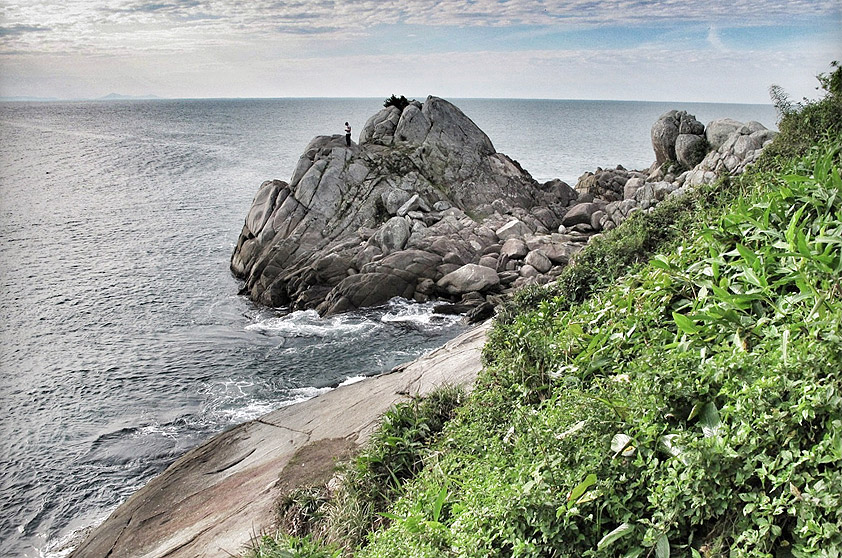 <strong>10. Praia Estaleiro, Porto Belo</strong> O acesso à praia é feito apenas por barco ou a pé, por trilha de cinco minutos. Cuidado: o caminho é íngreme e escorregadio. A entrada da praia Estaleiro fica ao lado de um condomínio residencial. <strong></strong><em><a href="https://www.booking.com/searchresults.pt-br.html?aid=332455&lang=pt-br&sid=eedbe6de09e709d664615ac6f1b39a5d&sb=1&src=index&src_elem=sb&error_url=https%3A%2F%2Fwww.booking.com%2Findex.pt-br.html%3Faid%3D332455%3Bsid%3Deedbe6de09e709d664615ac6f1b39a5d%3Bsb_price_type%3Dtotal%26%3B&ss=Praia+do+Estaleiro%2C+Porto+Belo%2C+Santa+Catarina%2C+Brasil&checkin_monthday=&checkin_month=&checkin_year=&checkout_monthday=&checkout_month=&checkout_year=&no_rooms=1&group_adults=2&group_children=0&from_sf=1&ss_raw=Praia+Estaleiro&ac_position=1&ac_langcode=xb&dest_id=256856&dest_type=landmark&search_pageview_id=d1c76f3ad2d90494&search_selected=true&search_pageview_id=d1c76f3ad2d90494&ac_suggestion_list_length=5&ac_suggestion_theme_list_length=0&map=1#map_closed" target="_blank" rel="noopener">Busque hospedagens na Praia do Estaleiro no Booking.com</a></em>