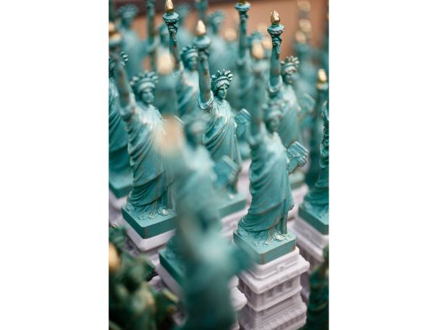 E, para se sentir como um autêntico americano, não se pode deixar de trazer na bagagem o maior símbolo do país, a <a href="https://viajeaqui.abril.com.br/estabelecimentos/estados-unidos-nova-york-atracao-estatua-da-liberdade-e-ellis-island" target="_blank">Estátua da Liberdade</a> E, para se sentir como um autêntico americano, não se pode deixar de trazer na bagagem o maior símbolo do país, a <a href="https://viajeaqui.abril.com.br/estabelecimentos/estados-unidos-nova-york-atracao-estatua-da-liberdade-e-ellis-island" target="_blank">Estátua da Liberdade</a>