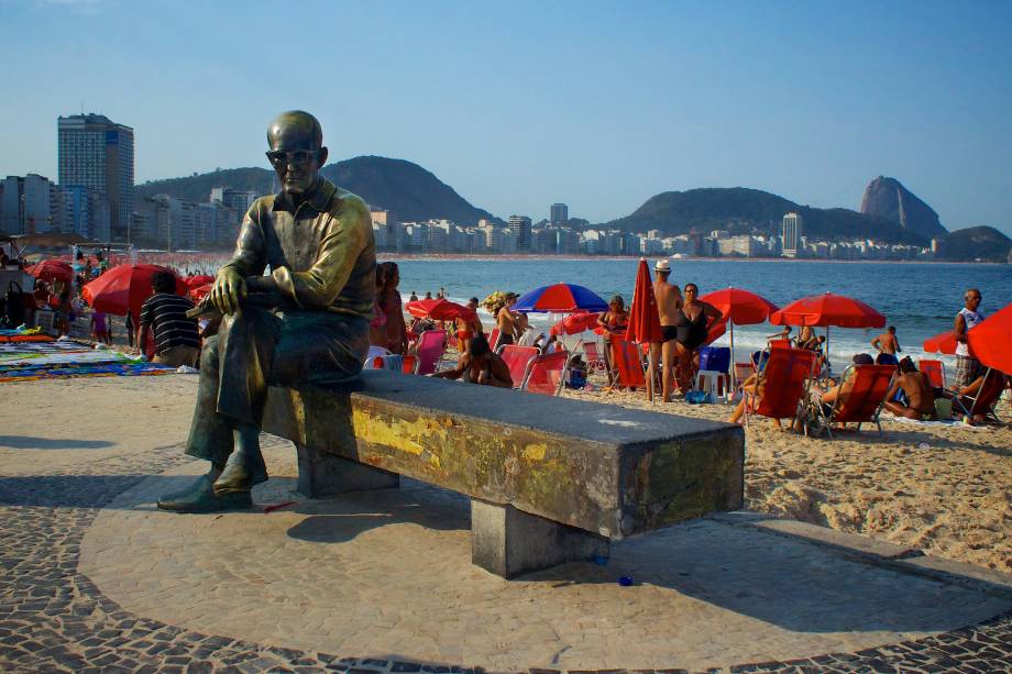 Junto com o Cristo Redentor, a estátua de Carlos Drummond de Andrade é um dos monumentos mais visitados (e fotografados) do Rio de Janeiro (RJ) Junto com o Cristo Redentor, a estátua de Carlos Drummond de Andrade é um dos monumentos mais visitados (e fotografados) do Rio de Janeiro (RJ)