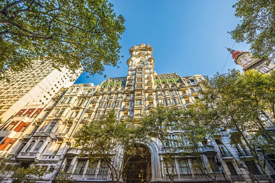 <strong>1. Palácio Barolo</strong>    Outrora mais alto edifício da América do Sul, o <a href="https://palaciobarolotours.com.ar/br/" rel="Palácio Barolo" target="_blank">Palácio Barolo</a> hoje abriga escritórios, mas o detalhe é a inspiração em <em>A Divina Comédia:</em> é dividido em três partes, como no livro de Dante Alighieri. O térreo, com arcadas decoradas por gárgulas e citações em latim, representa o inferno; os 14 andares intermediários, o purgatório; e a parte central, mais estreita, o paraíso. <em>(Avenida de Mayo, 1370)</em> <strong>1. Palácio Barolo</strong>    Outrora mais alto edifício da América do Sul, o <a href="https://palaciobarolotours.com.ar/br/" rel="Palácio Barolo" target="_blank">Palácio Barolo</a> hoje abriga escritórios, mas o detalhe é a inspiração em <em>A Divina Comédia:</em> é dividido em três partes, como no livro de Dante Alighieri. O térreo, com arcadas decoradas por gárgulas e citações em latim, representa o inferno; os 14 andares intermediários, o purgatório; e a parte central, mais estreita, o paraíso. <em>(Avenida de Mayo, 1370)</em>