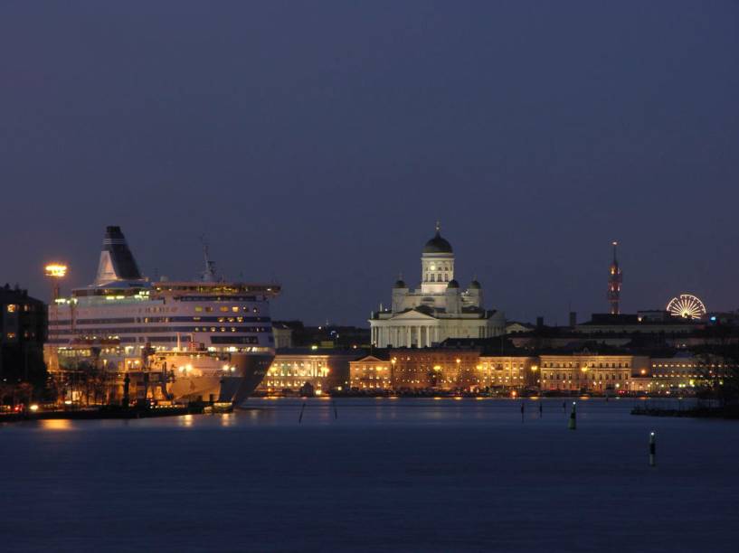 Vista geral de Helsinque, com as cúpulas verdes da catedral luterana dominando a enseada sul, o Eteläsatama. É daqui que partem os navios de cruzeiro pelo Báltico e os ferry-boats que vão à ilha de Suomenlinna e a Tallinn, capital da Estônia