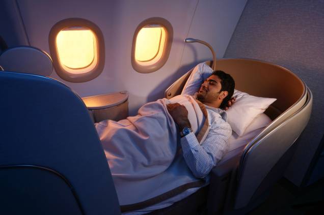 <strong>Etihad Airways</strong> Atual vencedor do World Travel Awards, o serviço de primeira classe da companhia árabe Etihad Airways, batizado de Diamond, começa em casa: um motorista exclusivo, a bordo de uma limusine, busca o viajante em sua residência e o deixa no aeroporto. Já no terminal, o check-in acontece em um ambiente restrito. A poltrona do serviço Diamond tem cerca de 60 centímetros de largura e é reclinável – pode se transformar em uma cama de 2 metros de comprimento. Se quiser fazer a refeição acompanhado, o viajante que voa de primeira classe pode solicitar uma "transformação" no ambiente, que terá uma mesa para duas pessoas.<br /> <br /> <br /> <strong>Quanto custa:</strong> o trecho entre São Paulo e Abu Dhabi (Ida e volta), tem tarifas a partir de US$ 15.414. <strong>Etihad Airways</strong> Atual vencedor do World Travel Awards, o serviço de primeira classe da companhia árabe Etihad Airways, batizado de Diamond, começa em casa: um motorista exclusivo, a bordo de uma limusine, busca o viajante em sua residência e o deixa no aeroporto. Já no terminal, o check-in acontece em um ambiente restrito. A poltrona do serviço Diamond tem cerca de 60 centímetros de largura e é reclinável – pode se transformar em uma cama de 2 metros de comprimento. Se quiser fazer a refeição acompanhado, o viajante que voa de primeira classe pode solicitar uma "transformação" no ambiente, que terá uma mesa para duas pessoas.<br /> <br /> <br /> <strong>Quanto custa:</strong> o trecho entre São Paulo e Abu Dhabi (Ida e volta), tem tarifas a partir de US$ 15.414.