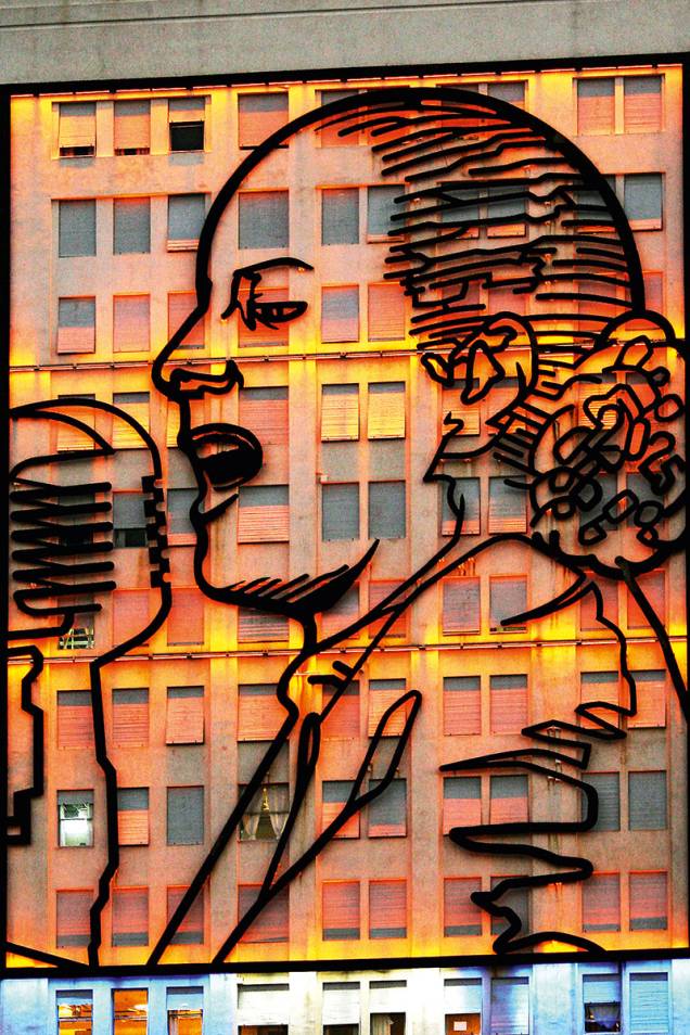 <strong>3. Mural de Evita</strong> Nas esquina das avenidas 9 de Julio e Belgrano, não chore pelos dois imensos e iluminados painéis com os desenhos de Eva Perón, feitos por Alejandro Marmo no prédio do Ministério de Obras Públicas. <strong>3. Mural de Evita</strong> Nas esquina das avenidas 9 de Julio e Belgrano, não chore pelos dois imensos e iluminados painéis com os desenhos de Eva Perón, feitos por Alejandro Marmo no prédio do Ministério de Obras Públicas.